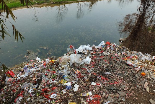 一条河边上全是垃圾 一条河边上全是垃圾